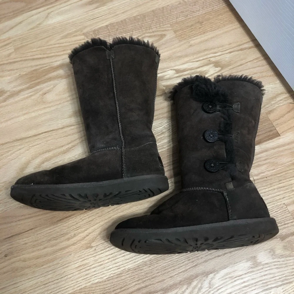 Ugg Bailey Triple Button Boots Sz 4 Brown Suede Leather Youth Girls Kids